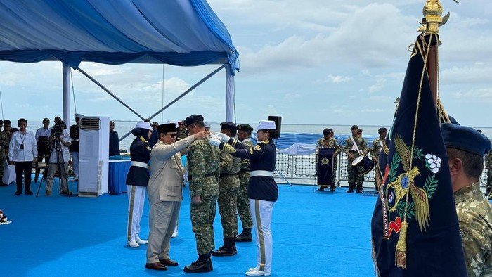 Presiden Prabowo Anugerahkan Tanda Kehormatan Bintang Yudha Dharma Pratama dan Samkaryanugraha kepada Prajurit TNI di Teluk Jakarta