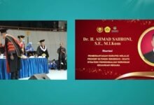 Ahmad Sahroni Kembali Muncul ke Publik, Resmi Sandang Gelar Doktor Hukum Usai Sempat Menghilang
