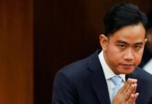 Gibran Rakabuming Ucap Terima Kasih kepada Roy Suryo dan dr. Tifa yang Ziarah ke Makam Keluarga Jokowi