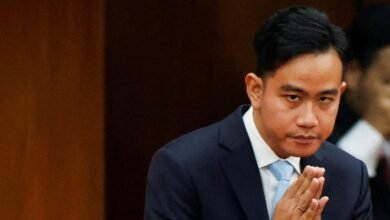 Gibran Rakabuming Ucap Terima Kasih kepada Roy Suryo dan dr. Tifa yang Ziarah ke Makam Keluarga Jokowi