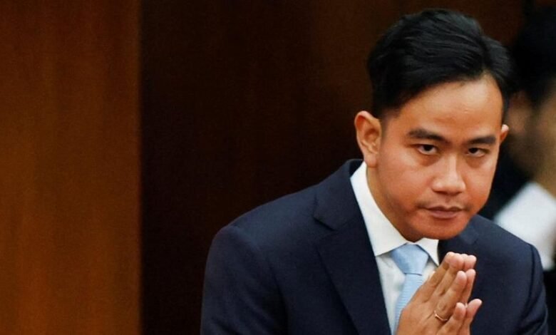 Gibran Rakabuming Ucap Terima Kasih kepada Roy Suryo dan dr. Tifa yang Ziarah ke Makam Keluarga Jokowi