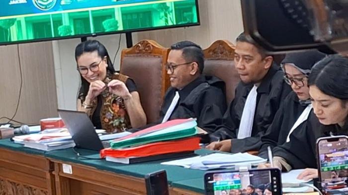 Sidang Nikita Mirzani Memanas, Cekikikan hingga Joget Caesar di Ruang Sidang