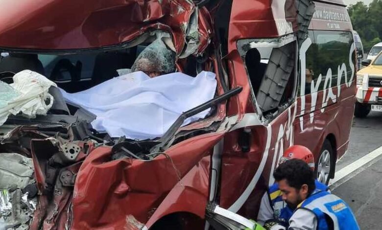 Travel Daytrans Tabrak Truk di Tol Cipularang, Satu Penumpang Tewas dan Sembilan Luka-Luka