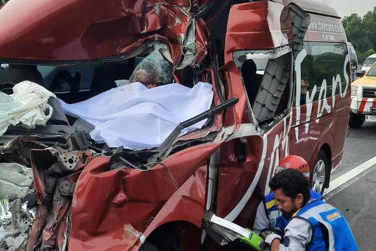 Travel Daytrans Tabrak Truk di Tol Cipularang, Satu Penumpang Tewas dan Sembilan Luka-Luka