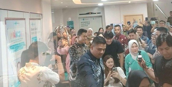 Billy Syahputra dan Vika Kolesnaya Pulang dari RS, Bayi Pertama Disambut Hadiah Mobil Mewah