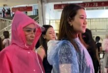 Nagita Slavina dan Aaliyah Massaid Tetap Semangat Nonton Konser BLACKPINK Meski Diguyur Hujan di GBK