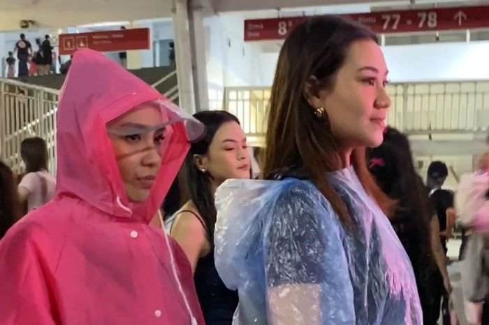 Nagita Slavina dan Aaliyah Massaid Tetap Semangat Nonton Konser BLACKPINK Meski Diguyur Hujan di GBK