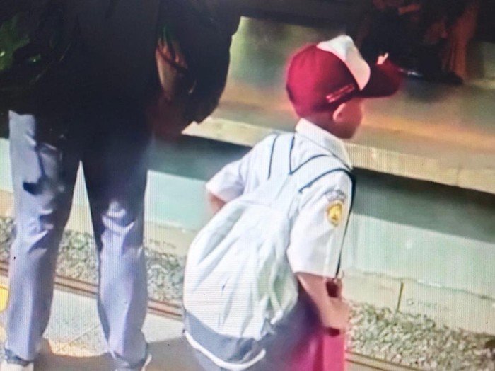 Siswa SD Viral yang Berangkat Sekolah Subuh-Subuh Naik KRL dari Tangerang ke Klender