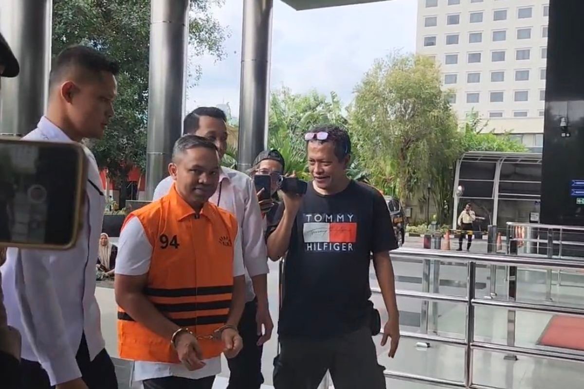 Gubernur Riau Abdul Wahid Pakai Rompi Oranye Khas Tahanan KPK