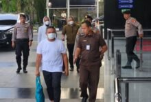 Gubernur Riau Abdul Wahid Tiba di Gedung KPK Usai Terjaring OTT
