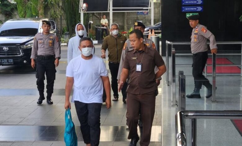 Gubernur Riau Abdul Wahid Tiba di Gedung KPK Usai Terjaring OTT
