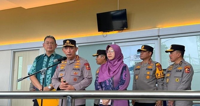 Kapolri Jenderal Listyo Sigit Jenguk Korban Ledakan SMAN 72 Jakarta, Polisi Telusuri Penyebab Ledakan