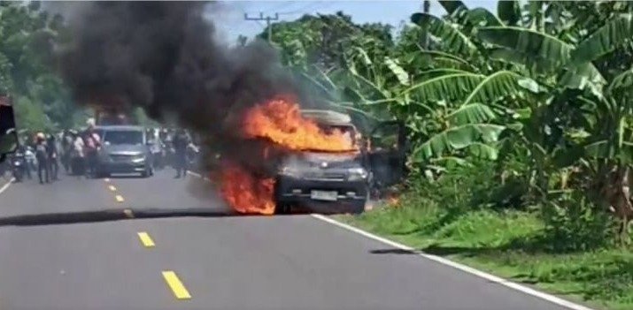 Mobil Pembawa Uang Rp4,6 Miliar Terbakar di Polewali Mandar, Diduga Akibat Korsleting Listrik