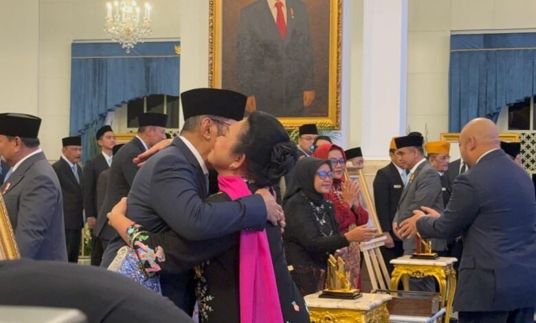 Momen Anak-Anak Soeharto Berpelukan Usai Sang Ayah Dianugerahi Gelar Pahlawan Nasional