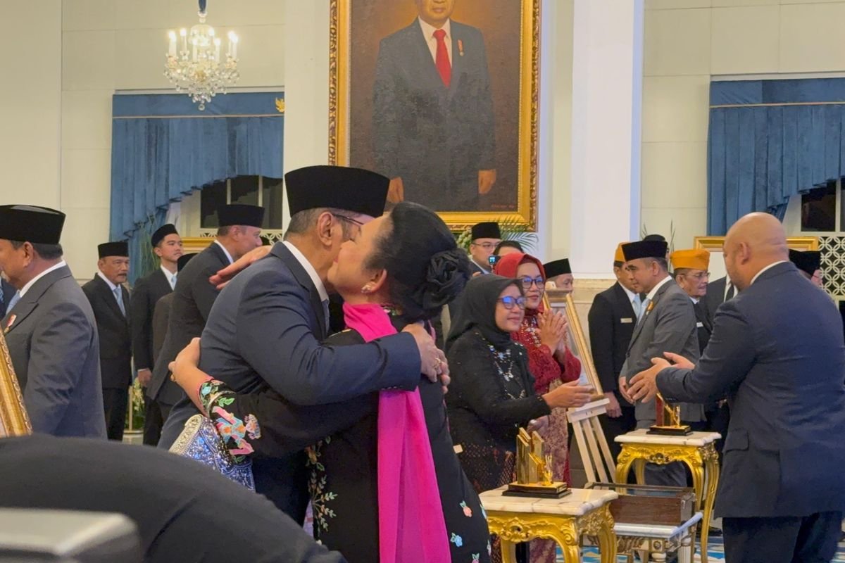 Momen Anak-Anak Soeharto Berpelukan Usai Sang Ayah Dianugerahi Gelar Pahlawan Nasional
