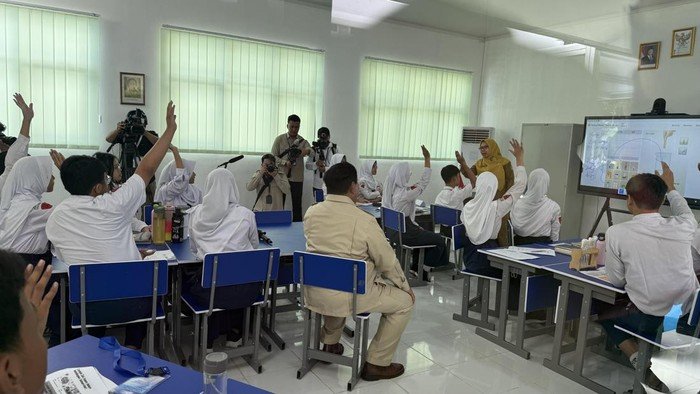 Presiden Prabowo Luncurkan Smartboard di Sekolah: Dorong Digitalisasi Pembelajaran Menuju Indonesia Cerdas