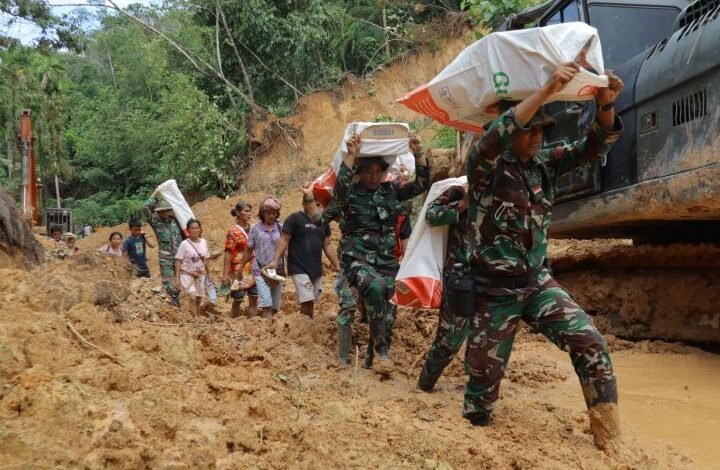 Prajurit Yonif 122/TS Tempuh 5 Km Jalan Kaki Salurkan Bantuan ke Desa Terisolasi di Tapanuli Tengah