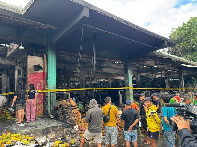 Kebakaran Pasar Induk Kramat Jati Hanguskan 350 Kios