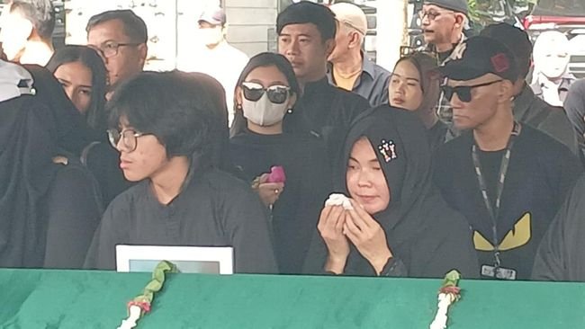 Pemakaman Epy Kusnandar di Jeruk Purut Dipenuhi Suasana Haru, Karina Ranau Sampaikan Pesan Perpisahan Menyentuh