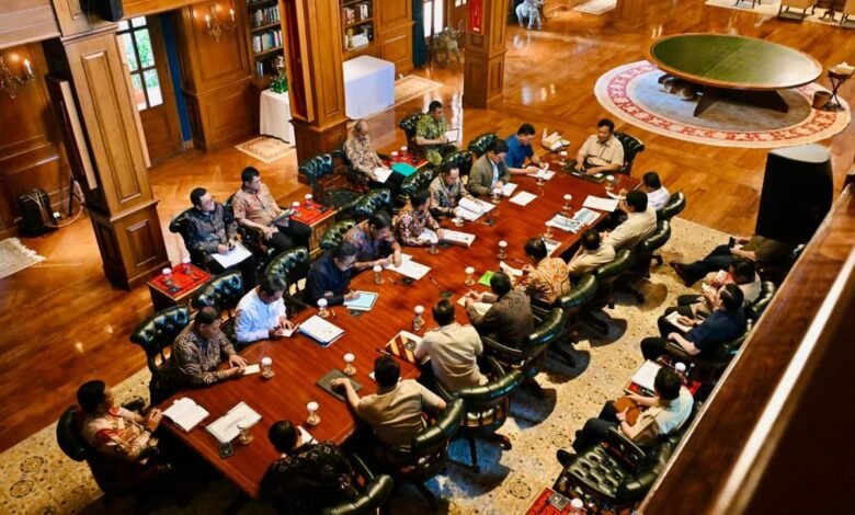 Presiden Prabowo Gelar Rapat di Hambalang, Bahas Percepatan Penanganan Bencana Sumatra dan Siapkan Insentif Libur Akhir Tahun