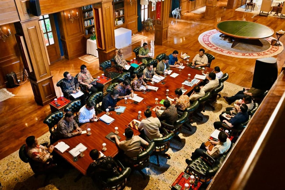Presiden Prabowo Gelar Rapat di Hambalang, Bahas Percepatan Penanganan Bencana Sumatra dan Siapkan Insentif Libur Akhir Tahun