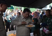 Presiden Prabowo Cicipi Nasi Goreng di Posko Pengungsi Agam