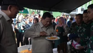 Presiden Prabowo Cicipi Nasi Goreng di Posko Pengungsi Agam