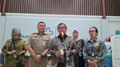 Pramono Anung Jenguk Siswa Korban Tertabrak Mobil MBG, Pemprov DKI Tanggung Seluruh Biaya Perawatan