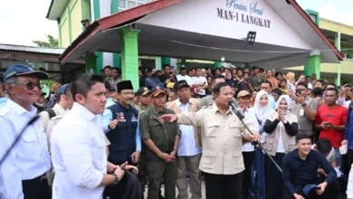Presiden Prabowo Kenalkan Seskab Teddy di Posko Pengungsian Langkat: Sudah Letkol Sekarang