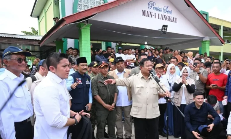 Presiden Prabowo Kenalkan Seskab Teddy di Posko Pengungsian Langkat: Sudah Letkol Sekarang