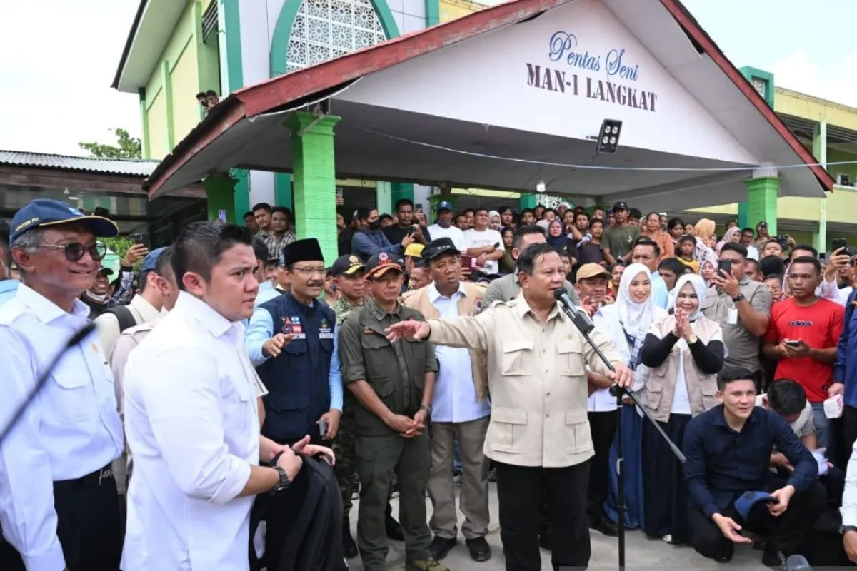 Presiden Prabowo Kenalkan Seskab Teddy di Posko Pengungsian Langkat: Sudah Letkol Sekarang