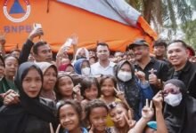 Raffi Ahmad Kunjungi Pengungsi Korban Banjir di Aceh, Sumbar, dan Sumut