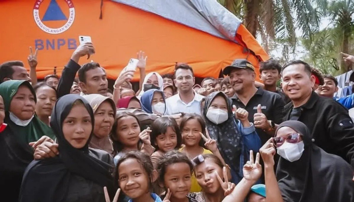 Raffi Ahmad Kunjungi Pengungsi Korban Banjir di Aceh, Sumbar, dan Sumut