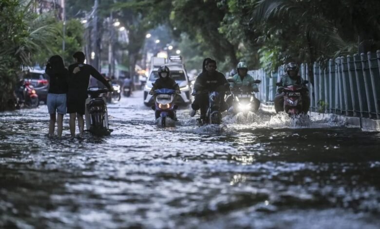Banjir Rendam 12 RT dan 17 Ruas Jalan di Jakarta, Ketinggian Air Capai 50 Cm