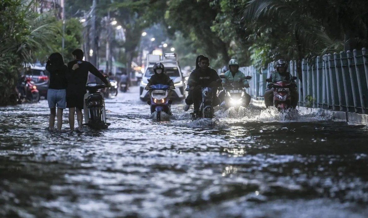 Banjir Rendam 12 RT dan 17 Ruas Jalan di Jakarta, Ketinggian Air Capai 50 Cm