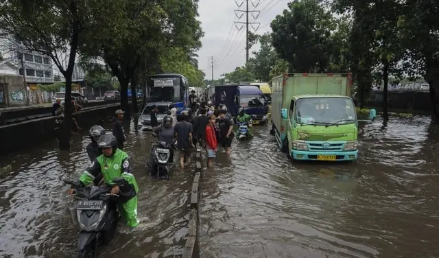 Banjir Jakarta Pagi Ini: 125 RT dan 14 Ruas Jalan Tergenang, Air Capai 150 Cm