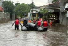 Polda Metro Jaya Evakuasi Warga Terdampak Banjir di Asrama Polisi Pondok Karya