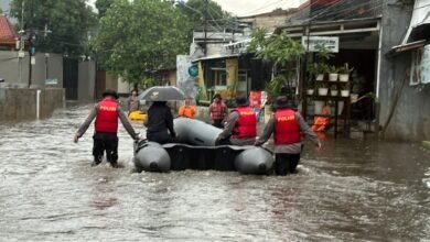 Polda Metro Jaya Evakuasi Warga Terdampak Banjir di Asrama Polisi Pondok Karya