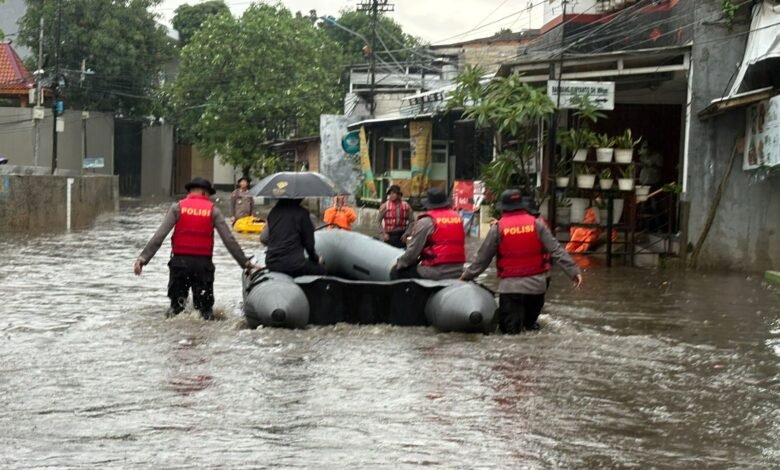 Polda Metro Jaya Evakuasi Warga Terdampak Banjir di Asrama Polisi Pondok Karya
