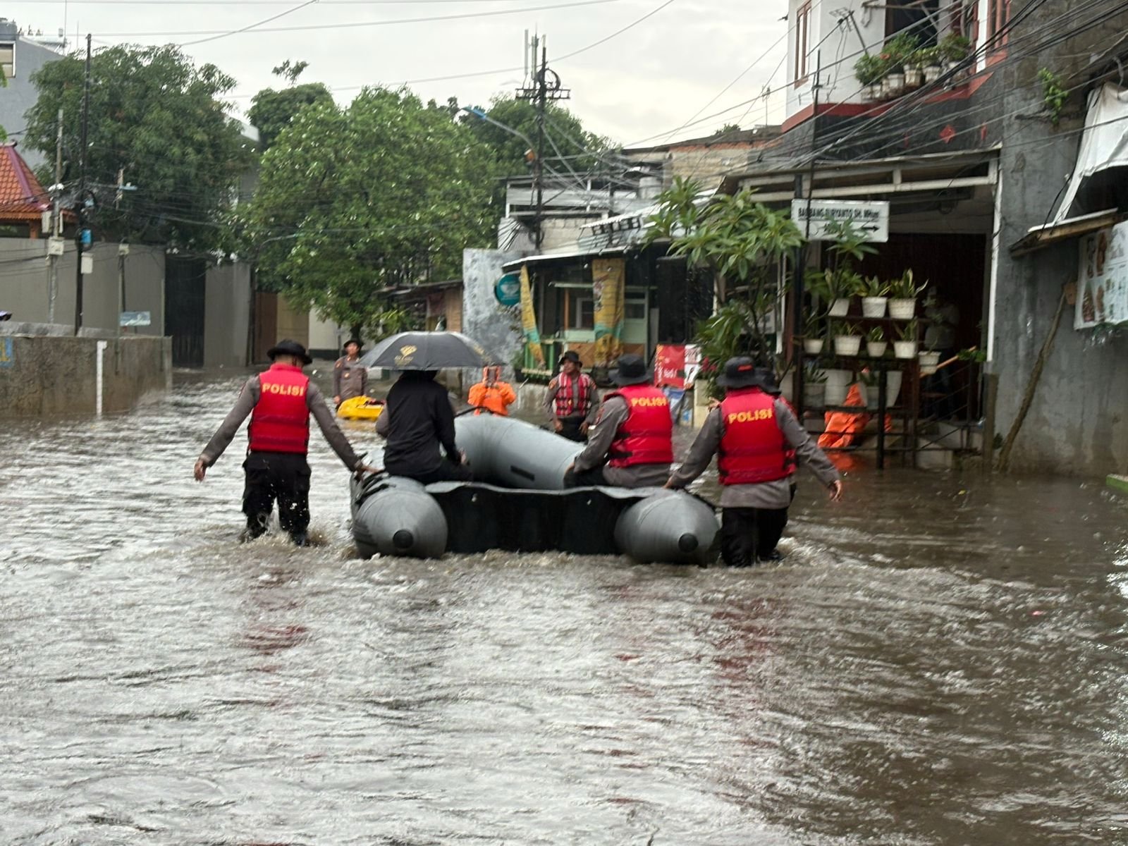 Polda Metro Jaya Evakuasi Warga Terdampak Banjir di Asrama Polisi Pondok Karya