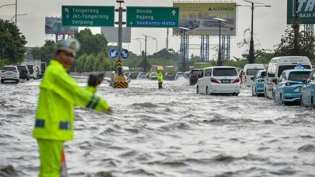 Tol Sedyatmo Arah Bandara Soekarno-Hatta Masih Tergenang, Lalu Lintas Melambat