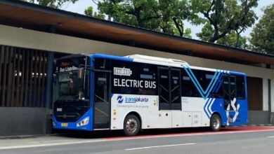 Hujan Deras Picu Banjir Jakarta, Sejumlah Layanan Transjakarta dan JakLingko Terganggu