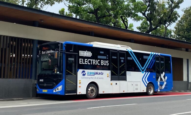 Hujan Deras Picu Banjir Jakarta, Sejumlah Layanan Transjakarta dan JakLingko Terganggu