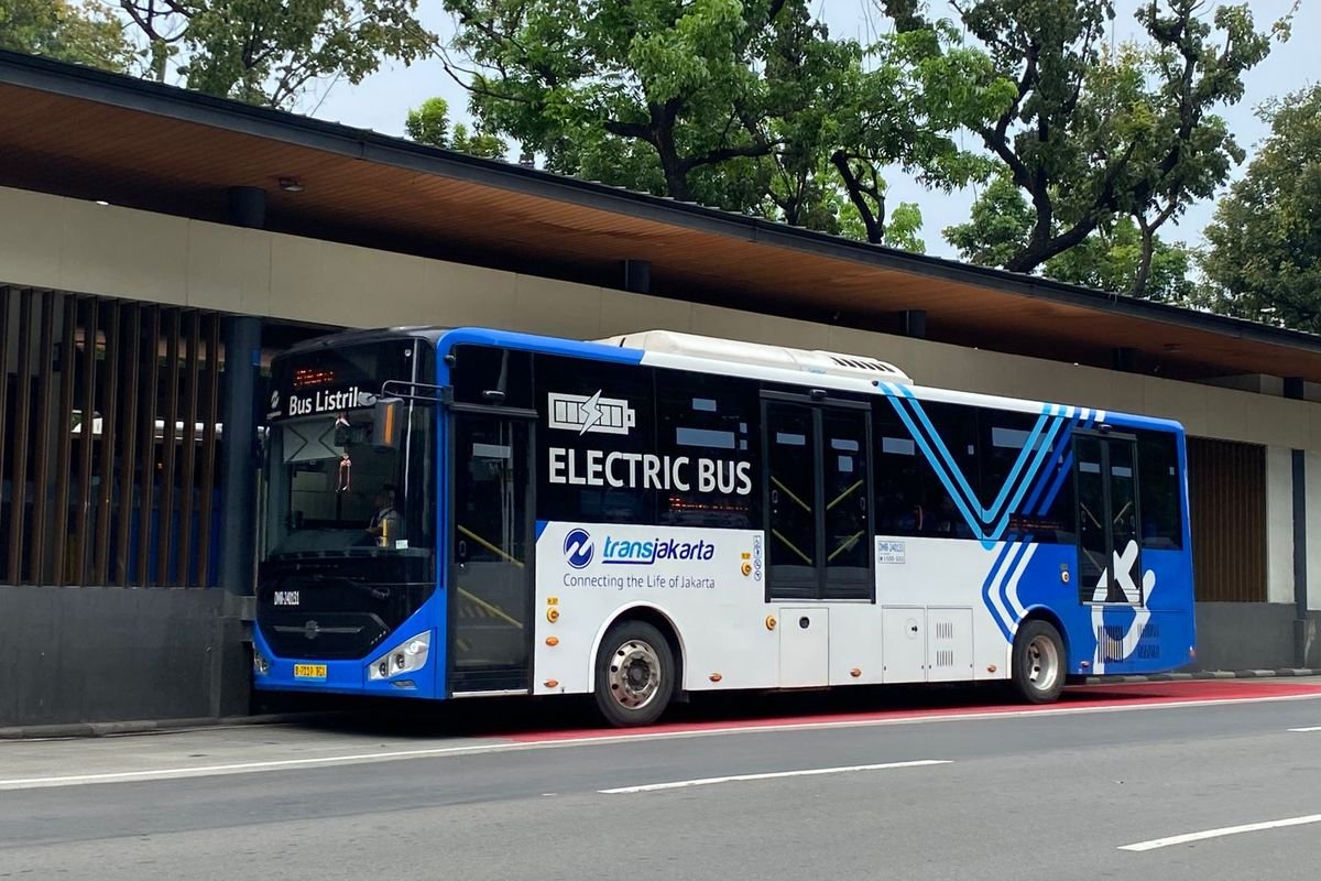Hujan Deras Picu Banjir Jakarta, Sejumlah Layanan Transjakarta dan JakLingko Terganggu