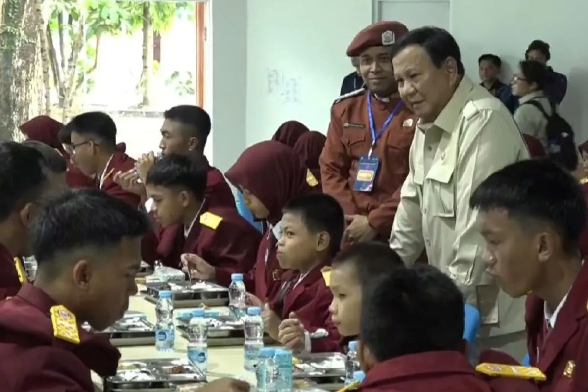 Presiden Prabowo Tinjau Program Makan Bergizi Gratis di Sekolah Rakyat Banjarbaru
