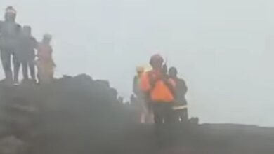Evakuasi Jenazah Pendaki Gunung Slamet Dilakukan Estafet, Terkendala Medan Ekstrem dan Cuaca Buruk