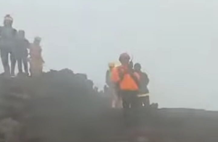 Evakuasi Jenazah Pendaki Gunung Slamet Dilakukan Estafet, Terkendala Medan Ekstrem dan Cuaca Buruk