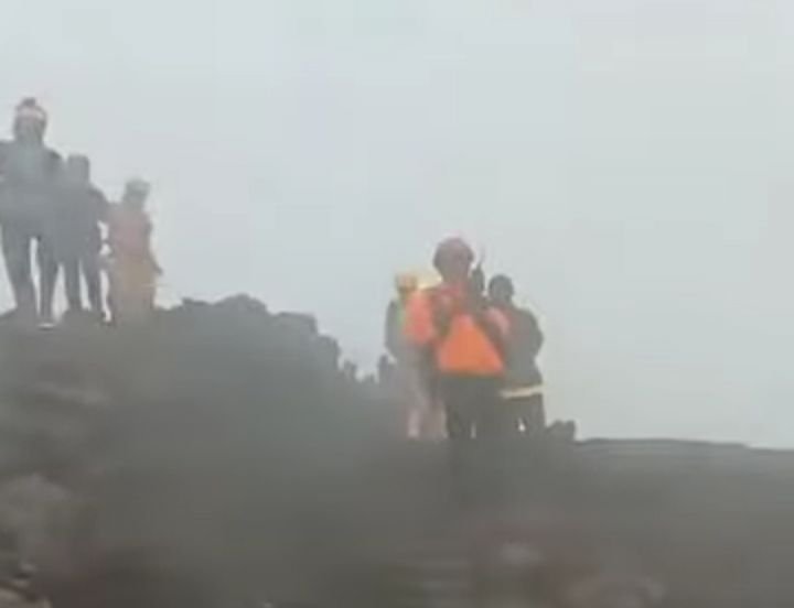 Evakuasi Jenazah Pendaki Gunung Slamet Dilakukan Estafet, Terkendala Medan Ekstrem dan Cuaca Buruk