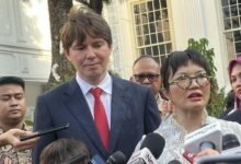 Suami Wamen Diktisaintek Stella Christie Alami Kecelakaan Parah Saat Ski di Amerika Serikat