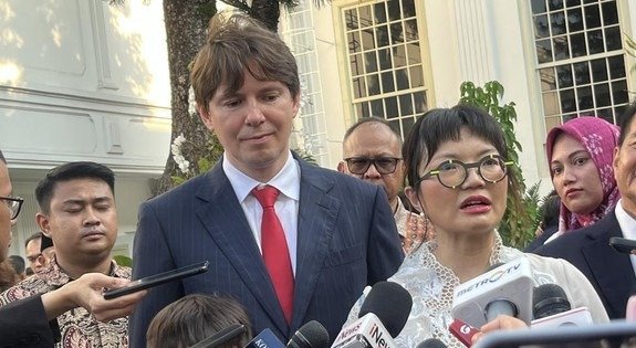 Suami Wamen Diktisaintek Stella Christie Alami Kecelakaan Parah Saat Ski di Amerika Serikat